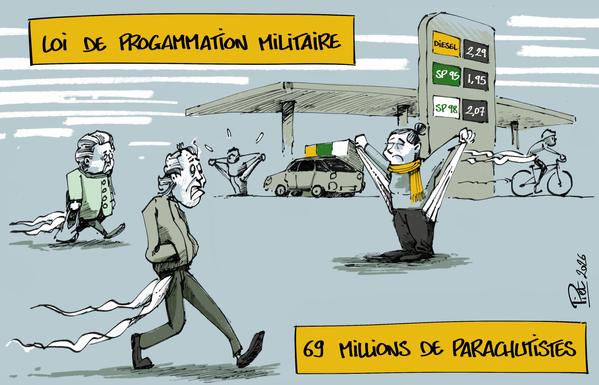 Titre : "Loi de programmation militaire : 69 millions de parachutistes"
Au premier plan, un Français, l'air angoissé en train de marcher. Derrière lui, ses poches démesurément grandes, retournées et vides flottent comme la traîne d'un parachutiste.

Au deuxième plan, une femme retourne ses poches et les tire à la hauteur de ses épaules pour montrer qu'elles sont vides.

À l'arrière plan, un homme fait le plein dans une station service. Ses poches sont vides également. La station affiche des prix très élevés. Un cycliste passe, ses poches vides flottent derrière lui.