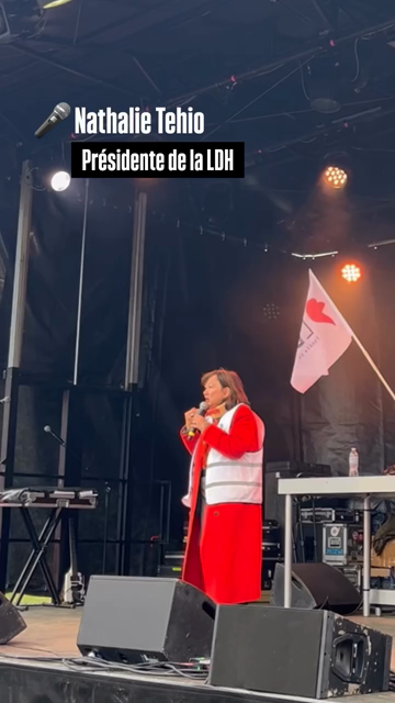 Nathalie Tehio, présidente de la LDH, sur scène au village antifasciste à Orléans le samedi 24 octobre 2026
